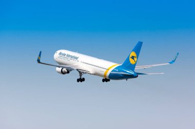 Boryspil, Ukrayna - 5 Ağustos 2020: Ukrayna Uluslararası Havalimanı 'ndan kalkan Boeing 767-300ER (UR-GEA) uçağı