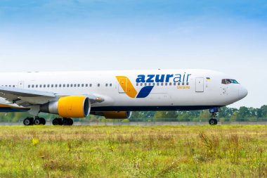 Boryspil, Ukrayna - 10 Ekim 2020: Ukraynalı Boeing 767-300ER (UR-AZC) uçağı Boryspil Uluslararası Havaalanından kalkıyor