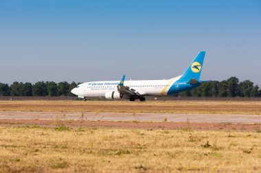 Boryspil, Ukrayna - 10 Eylül 2019: Ukrayna Uluslararası Havayolları 'nın Boeing 737-800 (UR-PSD) uçağı Boryspil Uluslararası Havaalanına iniyor