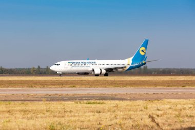 Boryspil, Ukrayna - 10 Eylül 2019: Ukrayna Uluslararası Havayolları 'nın Boeing 737-800 (UR-PSD) uçağı Boryspil Uluslararası Havaalanına iniyor