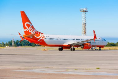 Boryspil, Ukrayna - 13 Ağustos 2020: Boryspil Uluslararası Havalimanı SkyUp Airlines 'ın Boeing 737-900ER (UR-SQI) uçağı