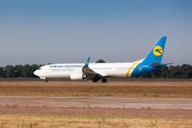 Boryspil, Ukrayna - 10 Eylül 2019: Ukrayna Uluslararası Havayolları / FlyUIA 'dan Boeing 737-900ER sayılı uçak Boryspil Uluslararası Havaalanına iniyor