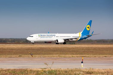 Boryspil, Ukrayna - 10 Eylül 2019: Ukrayna Uluslararası Havayolları / FlyUIA 'dan Boeing 737-900ER (UR-PSK) Boryspil Uluslararası Havaalanına iniyor