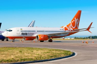 Boryspil, Ukrayna - 13 Ağustos 2020: SkyUp Airlines 'ın Boeing 737-700 (UR-SQD) uçağı Boryspil Uluslararası Havaalanı' nda beklemede.
