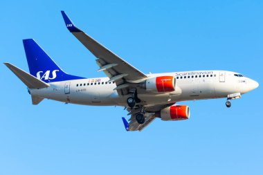 Boryspil, Ukrayna - 1 Ocak 2021: SAS İskandinav Havayolları 'ndan Boeing 737-700 (LN-RRB) uçağı Boryspil Uluslararası Havaalanına indi