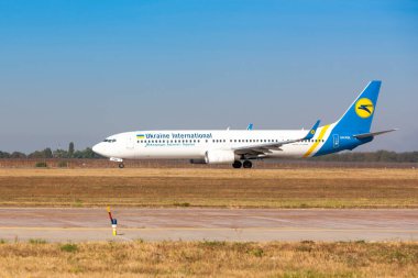 Boryspil, Ukrayna - 10 Eylül 2019: Ukrayna Uluslararası Havayolları 'ndan Boeing 737-900ER (UR-PSK) Boryspil Uluslararası Havaalanına indi