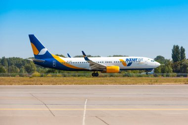 Boryspil, Ukrayna - 10 Eylül 2019: Boryspil Uluslararası Havalimanı 'ndaki Azur Air Ukrayna' nın Boeing 737 (UR-AZE) uçağı