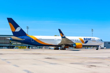 Boryspil, Ukrayna - 10 Eylül 2019: Boryspil Uluslararası Havalimanı 'ndaki Azur Air Ukrayna' nın Boeing 767-300ER (UR-AZK) uçağı