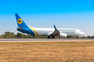 Boryspil, Ukrayna - 10 Eylül 2019: Boryspil Uluslararası Havaalanı 'ndaki Ukrayna Uluslararası Havayolları' nın Boeing 737-800 (UR-PSG) uçağı