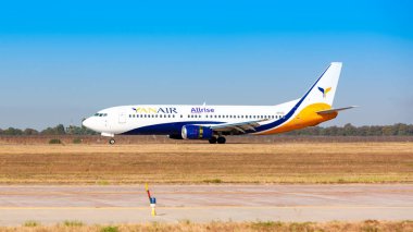 Boryspil, Ukrayna - 10 Eylül 2019: Boryspil Uluslararası Havalimanı YanAir 'in Boeing 737-400 Klasiği (UR-COI)