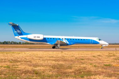 Boryspil, Ukrayna - 10 Eylül 2019: Boryspil Uluslararası Havalimanı 'nda Windrose' un Uçak Embraer ERJ-145 (UR-DNG)