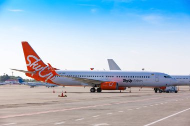 Boryspil, Ukrayna - 10 Eylül 2019: Boryspil Uluslararası Havalimanı SkyUp Airlines 'ın Boeing 737-800 (UR-SQB) uçağı