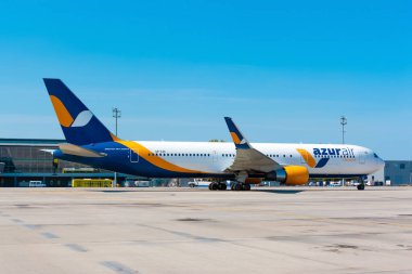 Boryspil, Ukrayna - 10 Eylül 2019: Boryspil Uluslararası Havalimanı 'ndaki Azur Air Ukrayna' nın Boeing 767-300ER (UR-AZK) uçağı