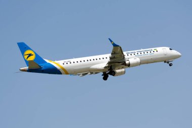 Boryspil, Ukrayna - 21 Haziran 2021: Ukrayna Uluslararası Havayolları 'nın uçak Embraer E195 (UR-EMG) Boryspil Uluslararası Havalimanı' ndan kalkıyor
