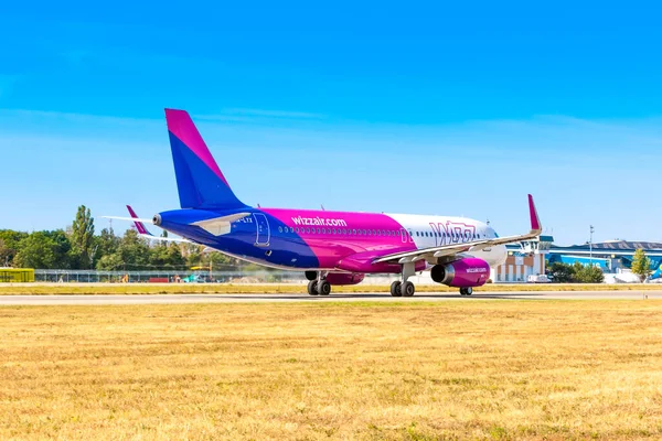 Boryspil, Ukrayna - 10 Eylül 2019: Boryspil Uluslararası Havaalanı Wizzair Airbus A320 (HA-LYX)