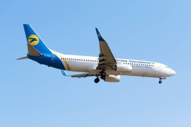 Boryspil, Ukrayna - 21 Eylül 2020: Ukrayna Uluslararası Havayolları 'nın Boeing 737-800 (UR-PSM) uçağı Boryspil Uluslararası Havaalanına iniyor