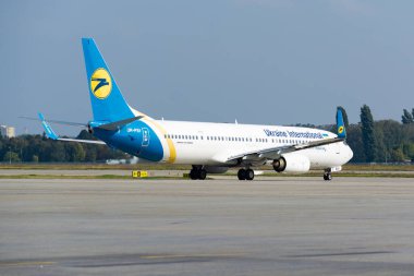 Boryspil, Ukrayna - 4 Ekim 2020: Boeing 737-900ER (UR-PSI) Ukrayna Uluslararası Havayolları Boryspil Uluslararası Havayolları