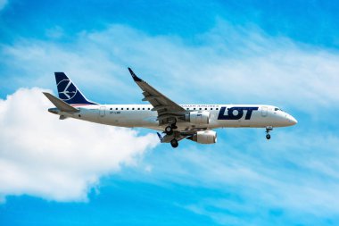 Boryspil, Ukrayna - 20 Temmuz 2020: LOT Polonya Havayolları 'ndan Airplane Embraer E190 (SP-LMC) Boryspil Uluslararası Havaalanına indi