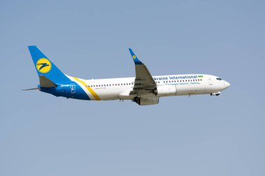 Boryspil, Ukrayna - 21 Haziran 2021: Ukrayna Uluslararası Havayolları 'nın (FlyUIA) Boeing 737-800 (UR-PSF) uçağı Boryspil Uluslararası Havaalanı' ndan havalanmaktadır.