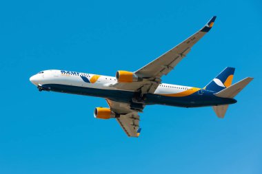 Boryspil, Ukrayna - 5 Ağustos 2020: Ukraynalı Boeing 767-300ER (UR-AZK) uçağı Boryspil Uluslararası Havaalanından kalkıyor