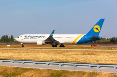 Boryspil, Ukrayna - 10 Eylül 2019: Boryspil Uluslararası Havalimanı 'nda Ukrayna Uluslararası Havayolları' nın Boeing 767-300ER (UR-GEA) uçağı