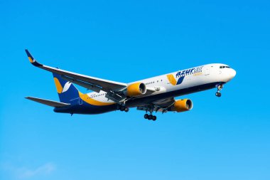 Boryspil, Ukrayna - 2 Ocak 2021: Ukrayna 'nın Ukrayna Hava Yolları' ndan Boeing 767-300ER (UR-AZK) Boryspil Uluslararası Havaalanı 'na indi