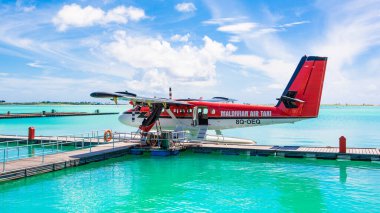 Erkek, Maldivler - 7 Eylül 2008: Trans Maldivian Havayolları 'ndan Hydroplane De Havilland Kanada DHC-6-300 (8Q-OEQ), Erkek Velana Havaalanı' nda armutta