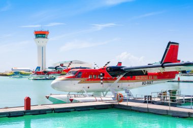 Erkek, Maldivler - 7 Eylül 2008: Trans Maldivian Havayolları 'ndan Hydroplane De Havilland Kanada DHC-6-300 (8Q-MAT), Erkek Velana Havaalanı' nda armut üzerinde