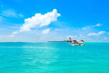 Erkek, Maldivler - 22 Temmuz 2017: Hint Okyanusu üzerinde Trans Maldivian Havayolları 'ndan Hydroplane De Havilland Kanada DHC-6-300 (8Q-TMI)