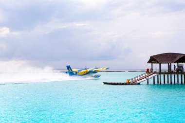 Erkek, Maldivler - 10 Aralık 2012: Hydroplane De Havilland Kanada Trans Maldivian Havayolları 'ndan DHC-6-300 (8Q-TMW)