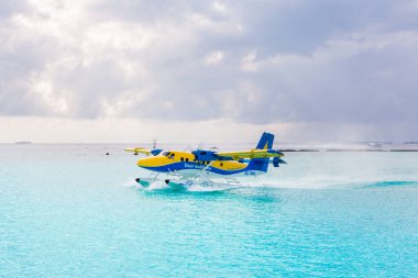 Erkek, Maldivler - 10 Aralık 2012: Hydroplane De Havilland Kanada Trans Maldivian Havayolları 'ndan DHC-6-300 (8Q-TMW)