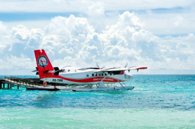 Erkek, Maldivler - 21 Temmuz 2017: Lüks Otel Limanı 'ndaki Trans Maldivian Havayolları' ndan Hydroplane De Havilland Canada DHC-6-300 (8Q-TMR)