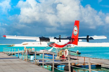 Erkek, Maldivler - 30 Temmuz 2017: Trans Maldivian Havaalanı 'ndan Airplane De Havilland De Havilland Kanada DHC-6-300 (8Q-TMY), Erkek Velana Havaalanı' nda armut üzerinde