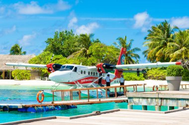 Erkek, Maldivler - 22 Temmuz 2017: Lüks otel armudunda Trans Maldivian Havayolları 'ndan Hydroplane De Havilland Canada DHC-6-300 (8Q-TML)