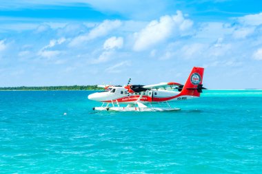 Erkek, Maldivler - 30 Temmuz 2017: Hydroplane De Havilland Kanada DHC-6-300 (8Q-MBE) Trans Maldivian Havayolları Hint Okyanusu üzerinde