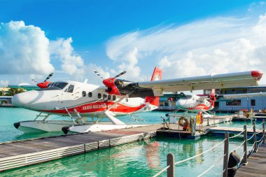 Erkek, Maldivler - 30 Temmuz 2017: Havilland De Havilland Kanada DHC-6-300 Trans Maldivian Havayolları uçakları