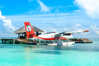 Erkek, Maldivler - 22 Temmuz 2017: Trans Maldivian Havayolları 'nın lüks otel iskelesindeki Hydroplane De Havilland Canada DHC-6-300 (8Q-TML)