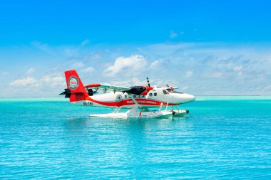 Erkek, Maldivler - 22 Temmuz 2017: Hint Okyanusu üzerinde Trans Maldivian Havayolları 'ndan Hydroplane De Havilland Kanada DHC-6-300 (8Q-TMI)