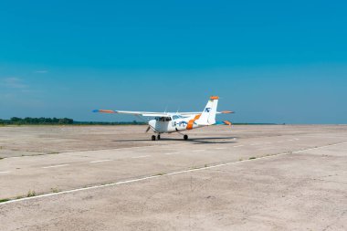 Gostomel, Ukrayna - 20 Ağustos 2020: Gostomel Havalimanı 'nda Cessna 172 (UR-IFC) uçağı