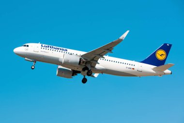 Boryspil, Ukrayna - 20 Ağustos 2020: Lufthansa Airbus A320neo (D-AING) Boryspil Uluslararası Havalimanı 'ndan havalanıyor