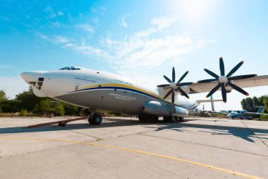 Gostomel, Ukrayna - 20 Ağustos 2020: Gostomel Havaalanı 'nda Antonov AN-22A uçağı