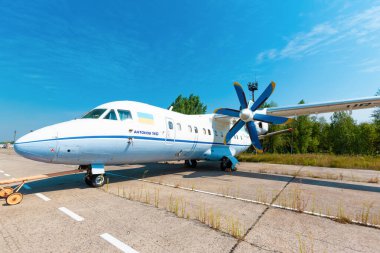 Gostomel, Ukrayna - 20 Ağustos 2020: Gostomel Havaalanı 'nda Antonov AN-140 uçağı