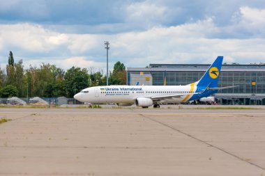 Boryspil, Ukrayna - 13 Ağustos 2020: Boryspil Uluslararası Havalimanı 'ndaki Ukrayna Uluslararası Havayolları' nın Boeing 737-800 (UR-PSQ) uçağı