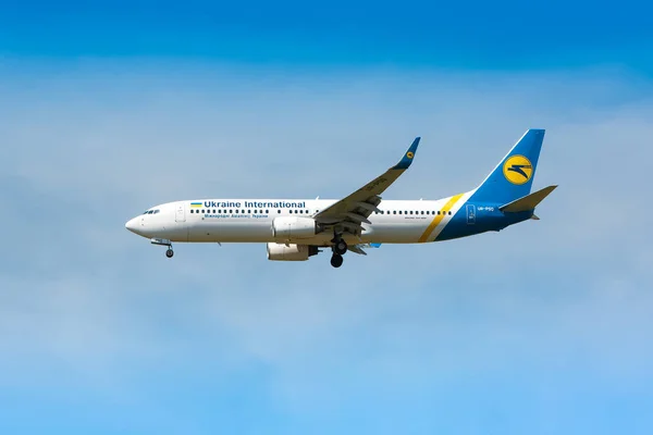 Boryspil, Ukrayna - 18 Ağustos 2020: Ukrayna Uluslararası Havayolları 'ndan Boeing 737-800 (UR-PSQ) uçağı Boryspil Uluslararası Havaalanına iniyor