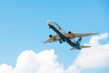 Boryspil, Ukrayna - 6 Haziran 2019: Azur Air Ukrayna 'nın Boeing 767-300 (UR-AZD) uçağı Boryspil Uluslararası Havalimanı' ndan kalkıyor
