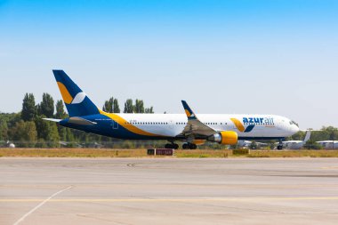 Boryspil, Ukrayna - 10 Eylül 2019: Boryspil Uluslararası Havalimanı 'ndaki Azur Air Ukrayna' nın Boeing 767-300ER (UR-AZK) uçağı