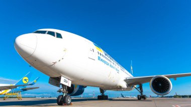 Boryspil, Ukrayna - 13 Ağustos 2020: Boryspil Uluslararası Havalimanı 'ndaki Ukrayna Uluslararası Havayolları' nın Boeing 777-200ER uçağı (UR-GOA)