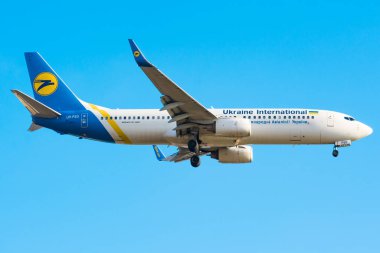 Boryspil, Ukrayna - 2 Ocak 2021: Ukrayna Uluslararası Havayolları 'nın Boeing 737-800 (UR-PSO) uçağı Boryspil Uluslararası Havaalanına indi