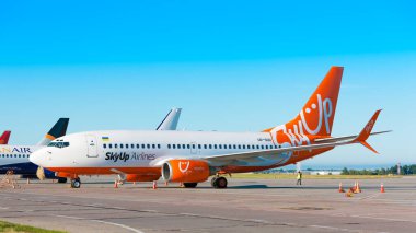 Boryspil, Ukrayna - 13 Ağustos 2020: Boryspil Uluslararası Havalimanı SkyUp Airlines 'ın Boeing 737-700 (UR-SQD) uçağı