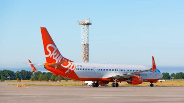 Boryspil, Ukrayna - 13 Ağustos 2020: Boryspil Uluslararası Havalimanı SkyUp Airlines 'ın Boeing 737-900ER (UR-SQI) uçağı